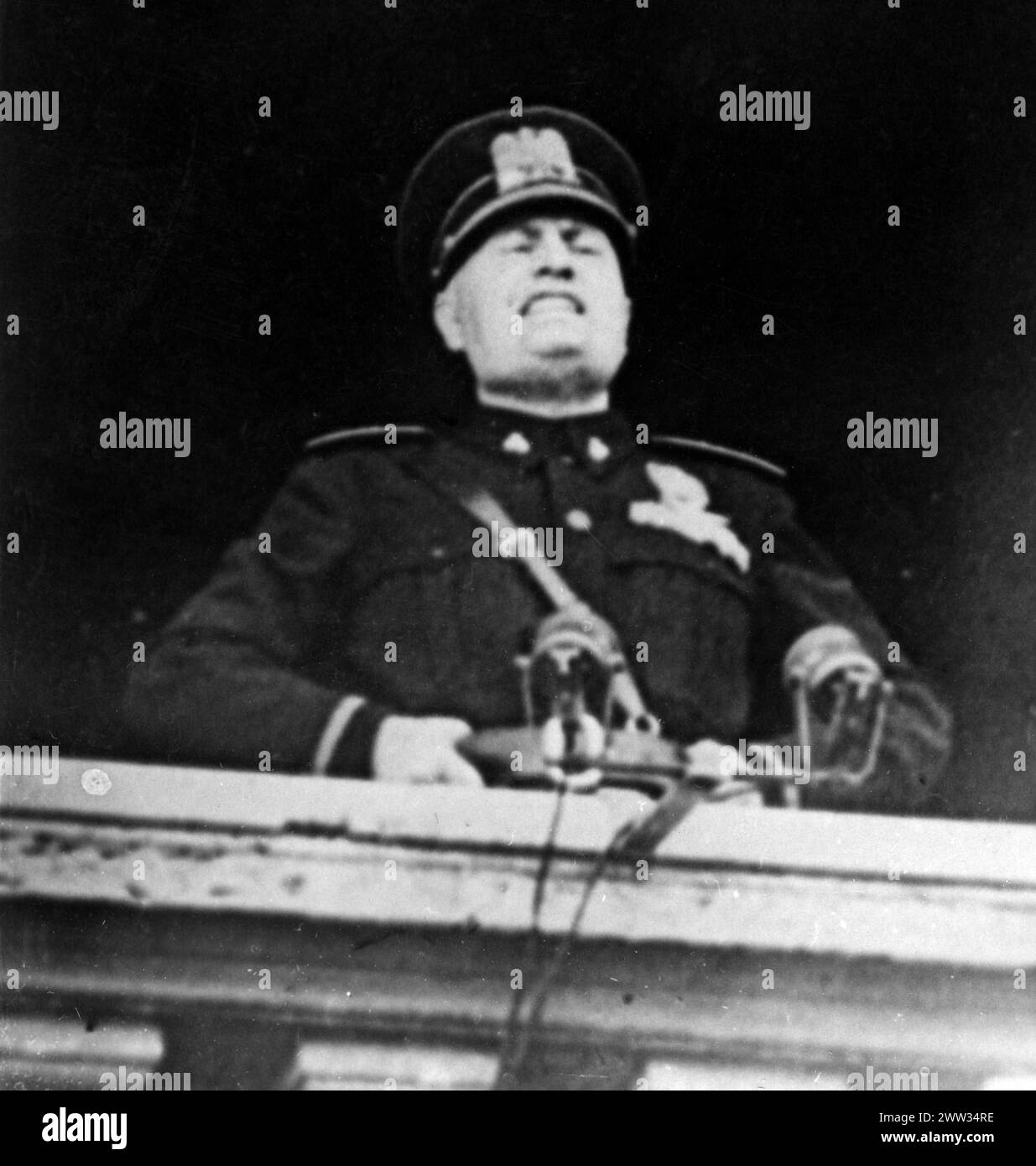 L'Italie déclare la guerre à la France et à la Grande-Bretagne. Benito Mussolini parle depuis le balcon du Palais vénitien à Rome - 10 juin 1940 Banque D'Images
