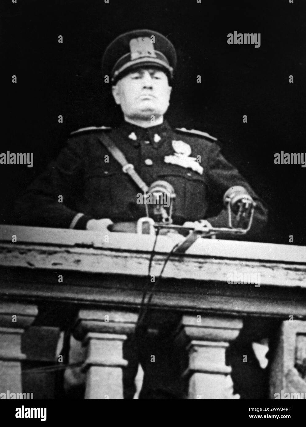L'Italie déclare la guerre à la France et à la Grande-Bretagne. Benito Mussolini parle depuis le balcon du Palais vénitien à Rome. 1940-06-10 Banque D'Images