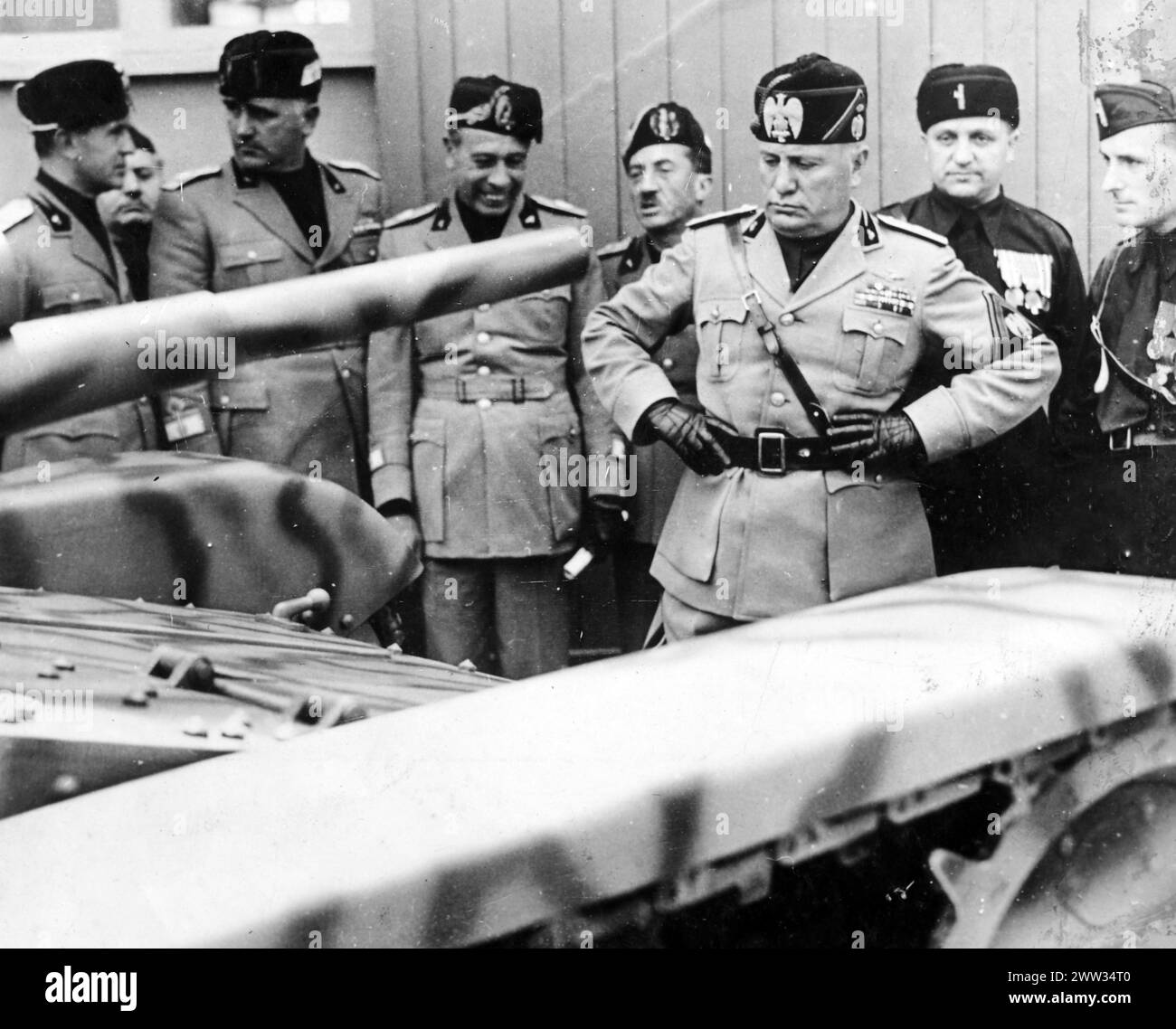 Benito Mussolini inspectant un char - c 1940, seconde Guerre mondiale Banque D'Images