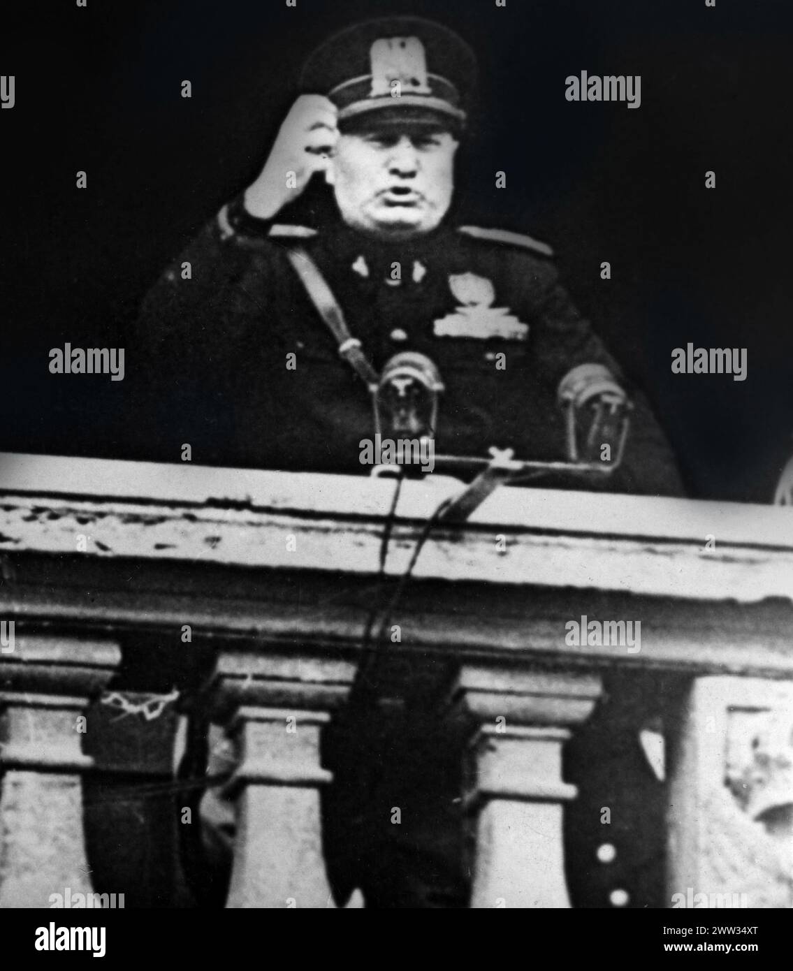 L'Italie déclare la guerre à la France et à la Grande-Bretagne. Benito Mussolini parle depuis le balcon du Palais vénitien à Rome - 1940-06-10 Banque D'Images