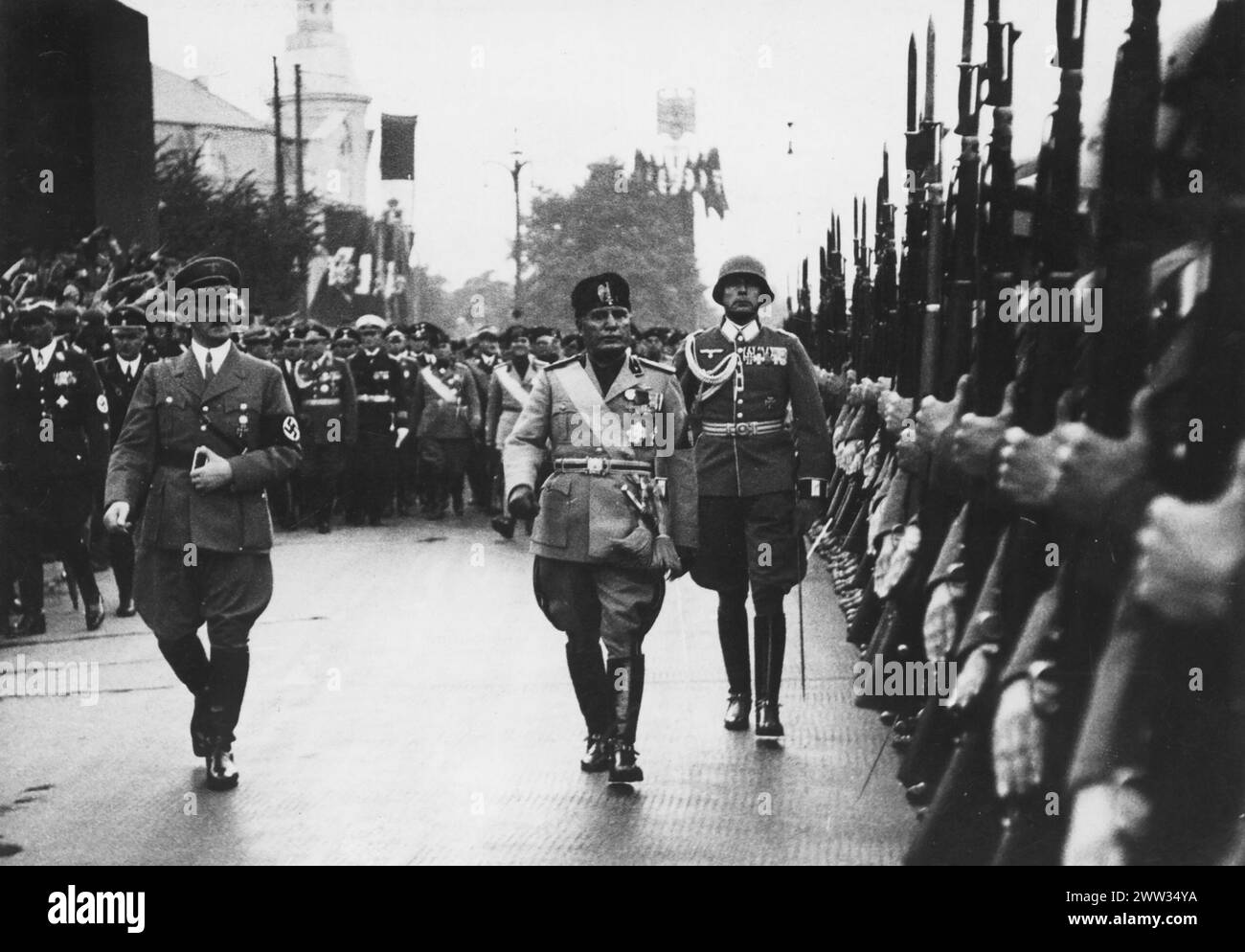 Benito Mussolini - homme politique et journaliste italien qui a fondé et dirigé le Parti national fasciste, inspectant les troupes aux côtés d'Adolf Hitler, dans les années 1940 Banque D'Images