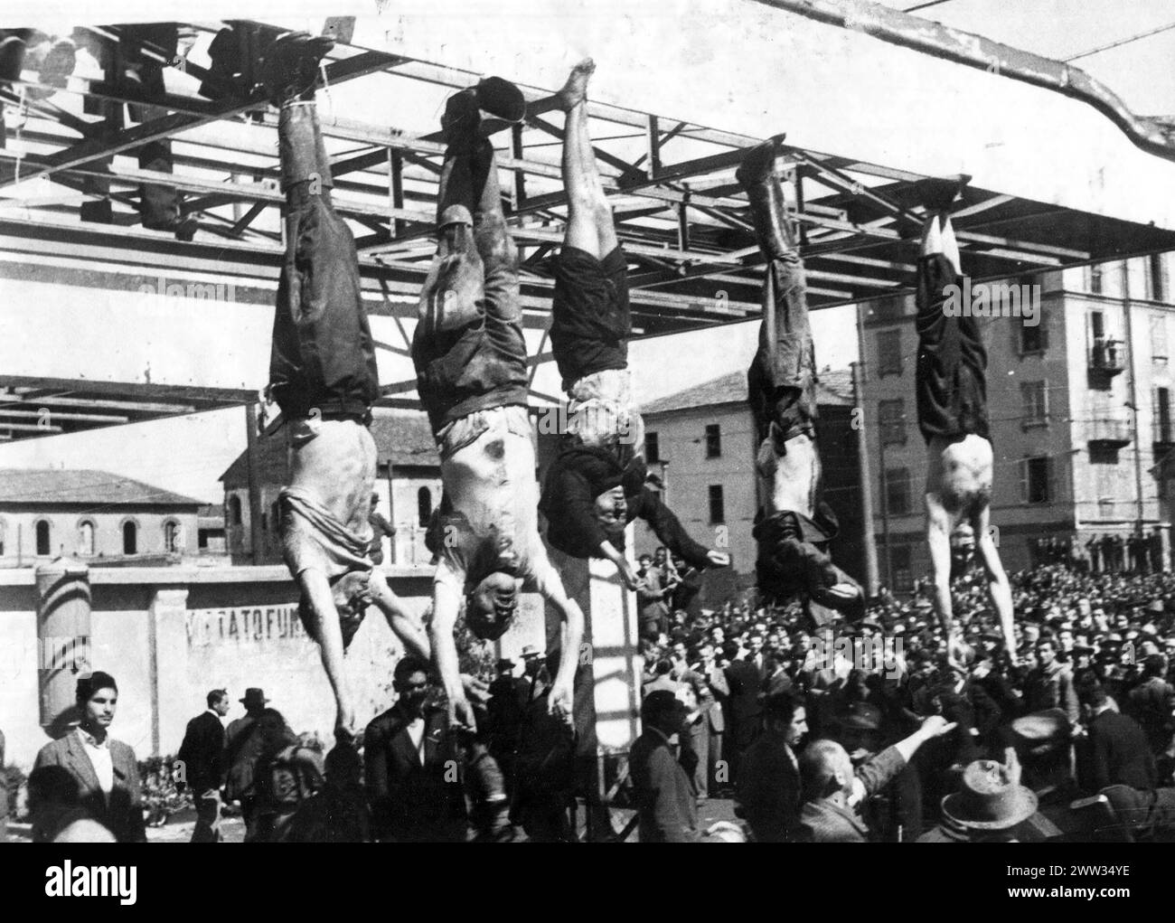 Dictateur exécuté - de gauche à droite, les corps de Bombacci, Mussolini, Petacci, Pavolini et Starace dans Piazzale Loreto, 1945 Banque D'Images
