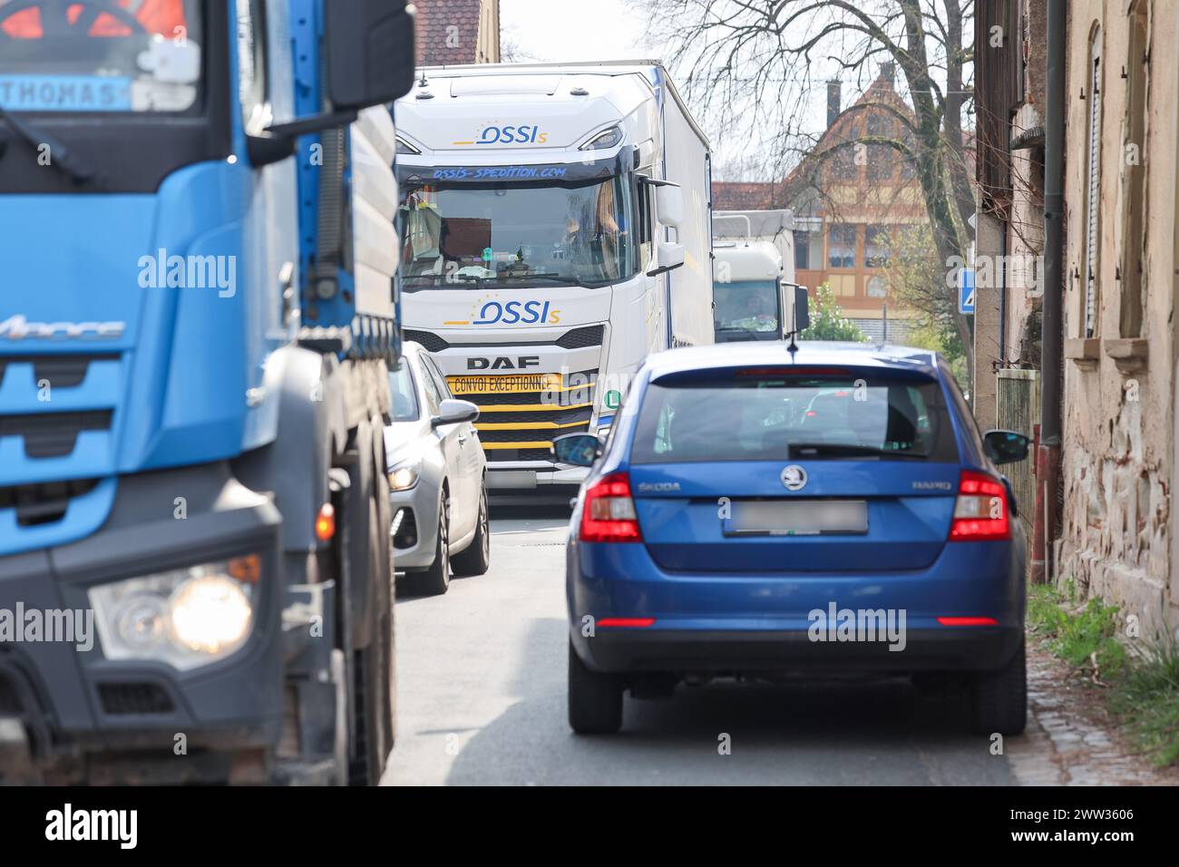 21 mars 2024, Bavière, Höchstadt d.Aisch : la circulation est ralentie à Etzelskirchen sur tous les contournements en raison de la fermeture complète de l'A3 près de Höchstadt parce qu'une A3 a endommagé une ligne électrique au-dessus de l'autoroute. Photo : Daniel Löb/dpa - ATTENTION : les plaques d'immatriculation ont été pixélisées pour des raisons légales Banque D'Images