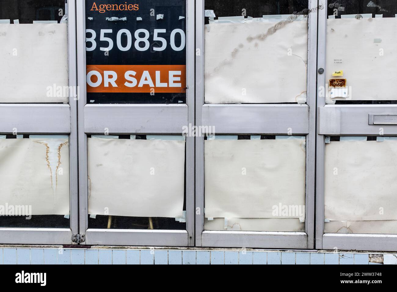 Un magasin vide fermé à vendre dans le centre-ville de Newquay en Cornouailles au Royaume-Uni. Banque D'Images