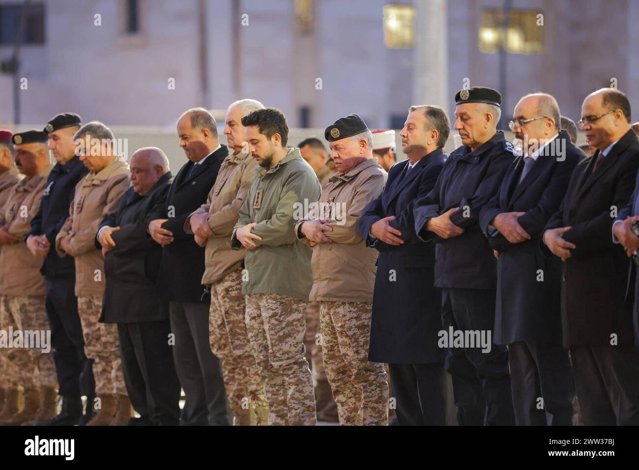 Le Roi Abdallah II de Jordanie, commandant suprême des forces armées, accompagné du Prince Hussein bin Abdallah II, Prince héritier le Roi Abdallah II de Jordanie, commandant suprême des forces armées, accompagné du Prince Hussein bin Abdallah II, Prince héritier, assiste au petit déjeuner-banquet organisé par le Commandement général des forces armées jordaniennes, l'Armée arabe, Jordanie, le 20 mars 2024. Royal Hashemite court apaimages Amman Amman Jordan 210324 Jordan JPO 001 Copyright : xapaimagesxRoyalxHashemitexCourtxxapaimagesx Banque D'Images