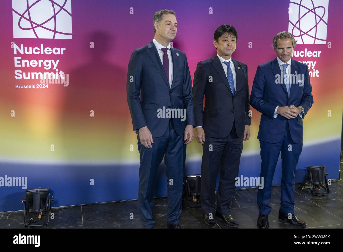 Bruxelles, Belgique. 21 mars 2024. Le premier ministre Alexander de Croo, le vice-ministre japonais des Affaires étrangères Masahiro Komura et le directeur général de l'AIEA Rafael Mariano Grossi ont pris la photo lors d'un sommet sur l'énergie nucléaire, organisé par l'Agence internationale de l'énergie atomique et la présidence belge du Conseil de l'Union européenne, jeudi 21 mars 2024 à Bruxelles. BELGA PHOTO NICOLAS MAETERLINCK crédit : Belga News Agency/Alamy Live News Banque D'Images