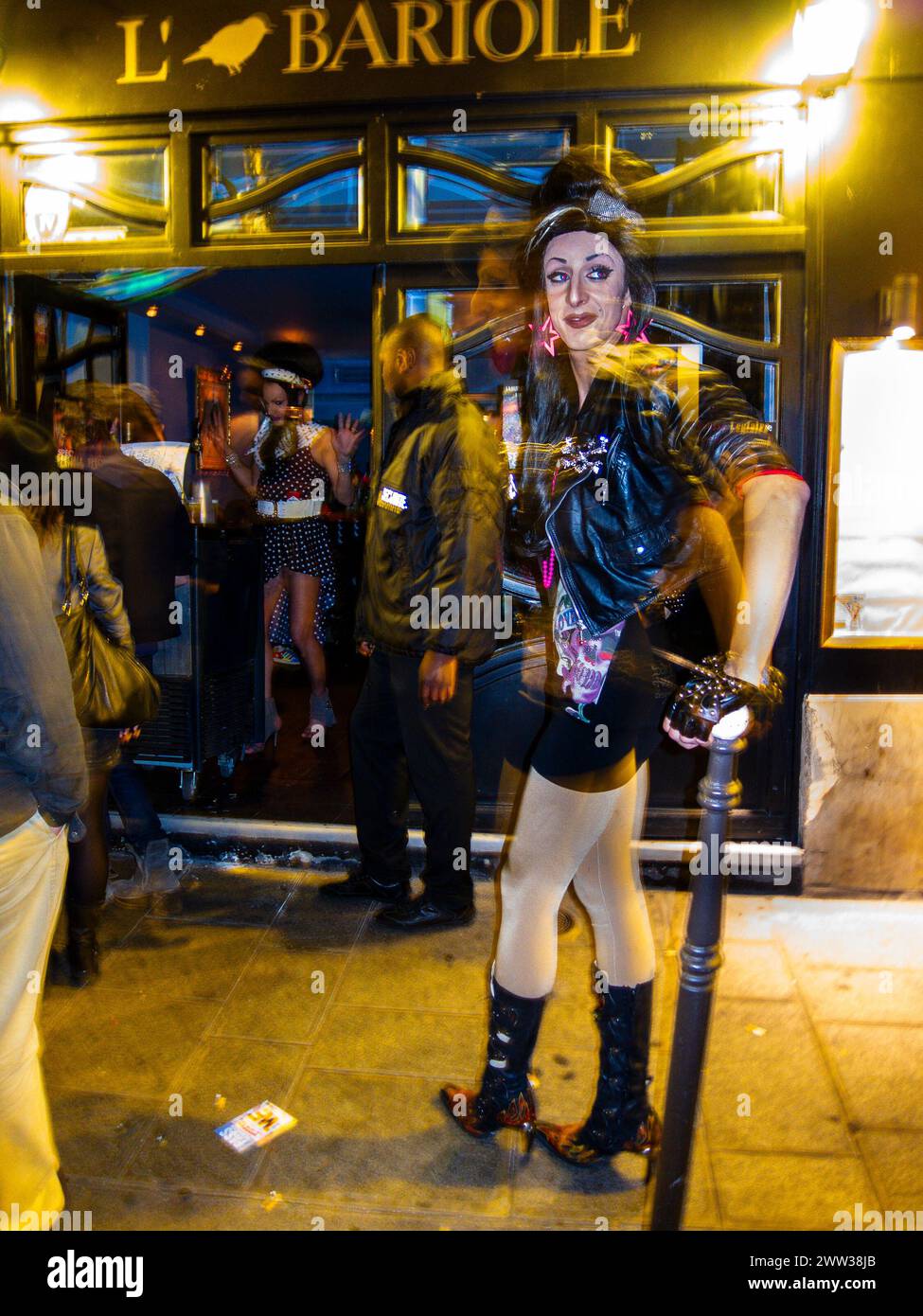 Paris, France, travestit sur la rue la nuit, devant le French Gay Bar dans le quartier du Marais Banque D'Images