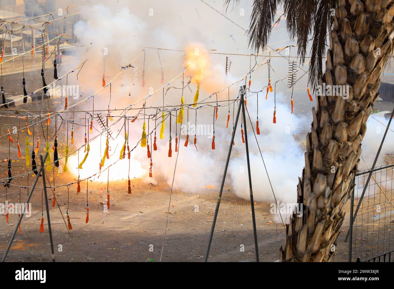 L'explosion de pétards de différentes tailles pendant la Mascleta de Valence, Espagne Banque D'Images