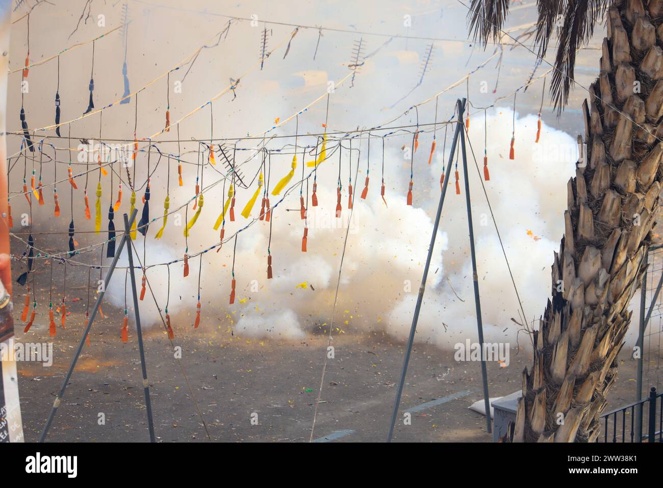 L'explosion de pétards de différentes tailles pendant la Mascleta de Valence, Espagne Banque D'Images