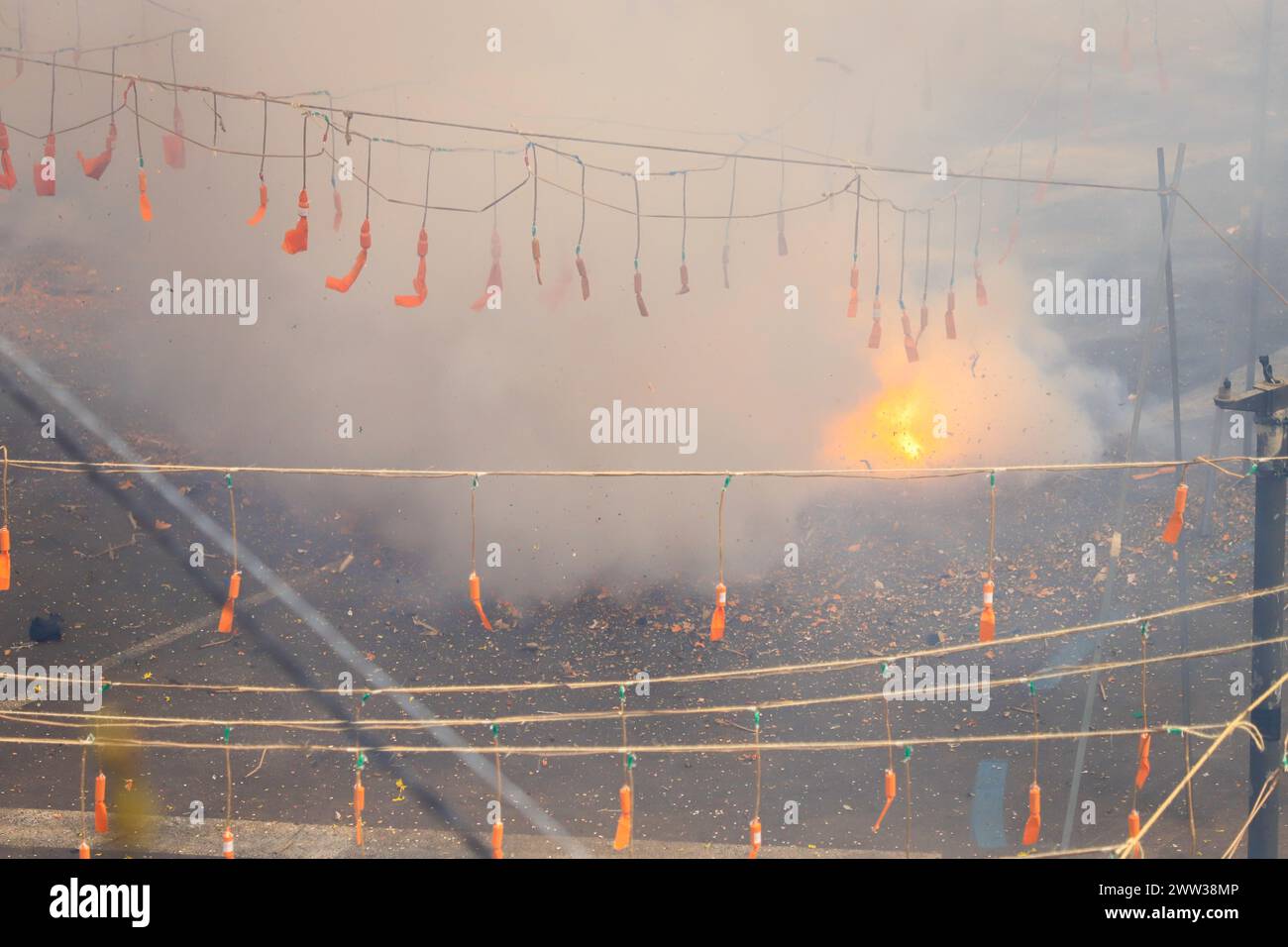L'explosion de pétards de différentes tailles pendant la Mascleta de Valence, Espagne Banque D'Images