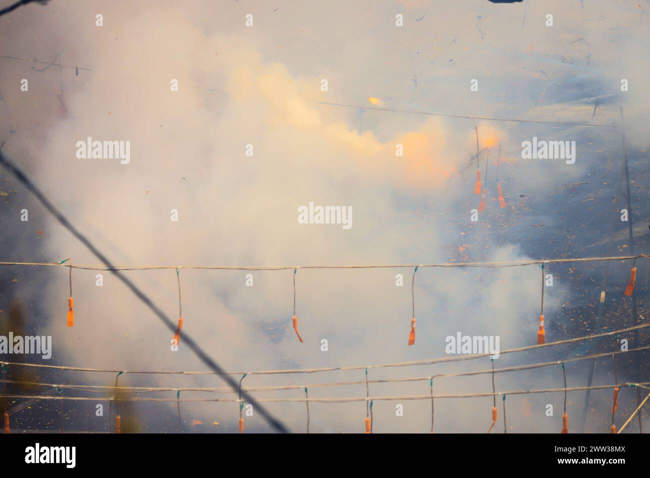 L'explosion de pétards de différentes tailles pendant la Mascleta de Valence, Espagne Banque D'Images