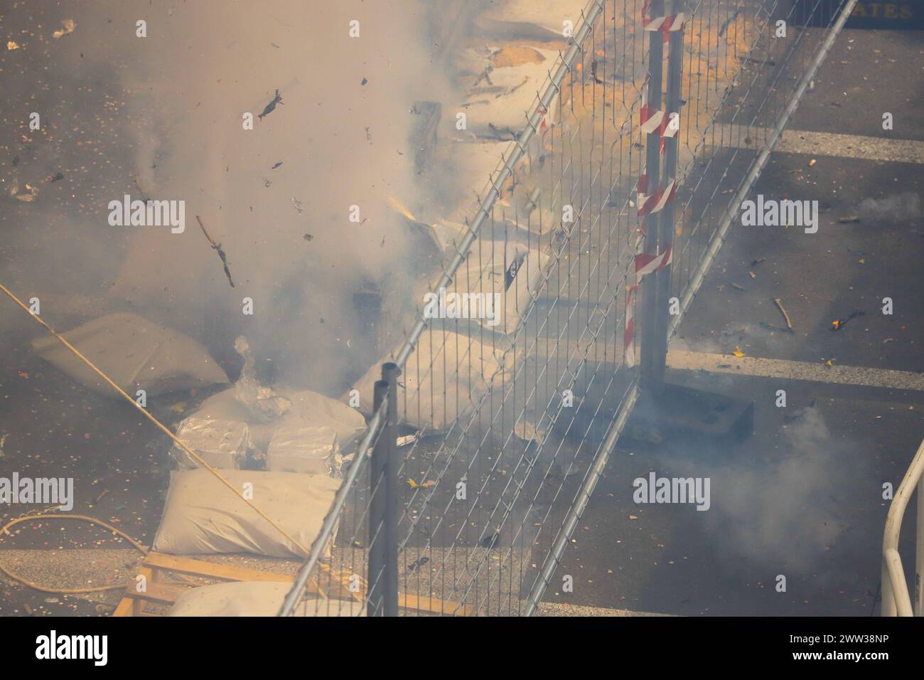 L'explosion de pétards de différentes tailles pendant la Mascleta de Valence, Espagne Banque D'Images