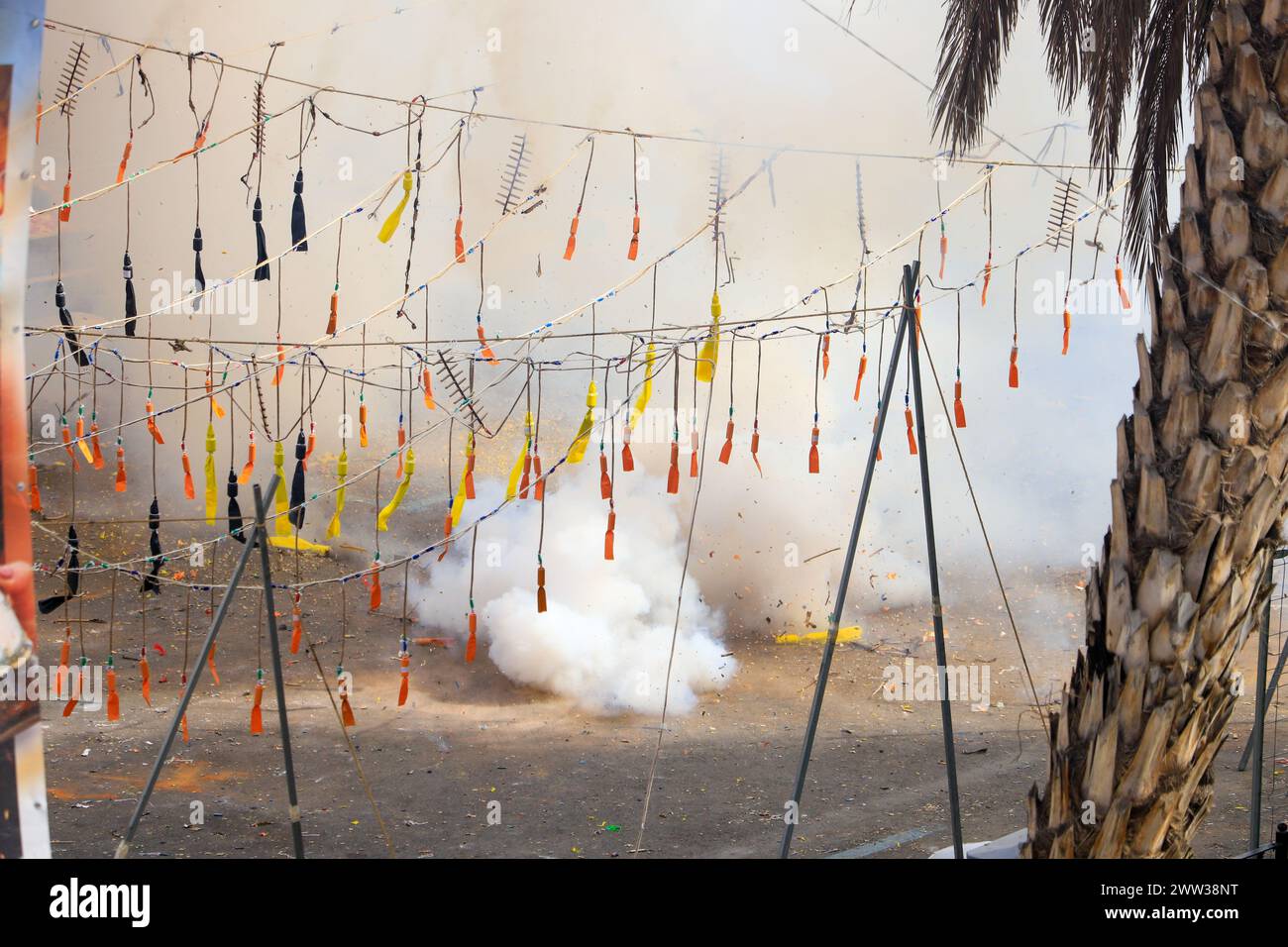 L'explosion de pétards de différentes tailles pendant la Mascleta de Valence, Espagne Banque D'Images