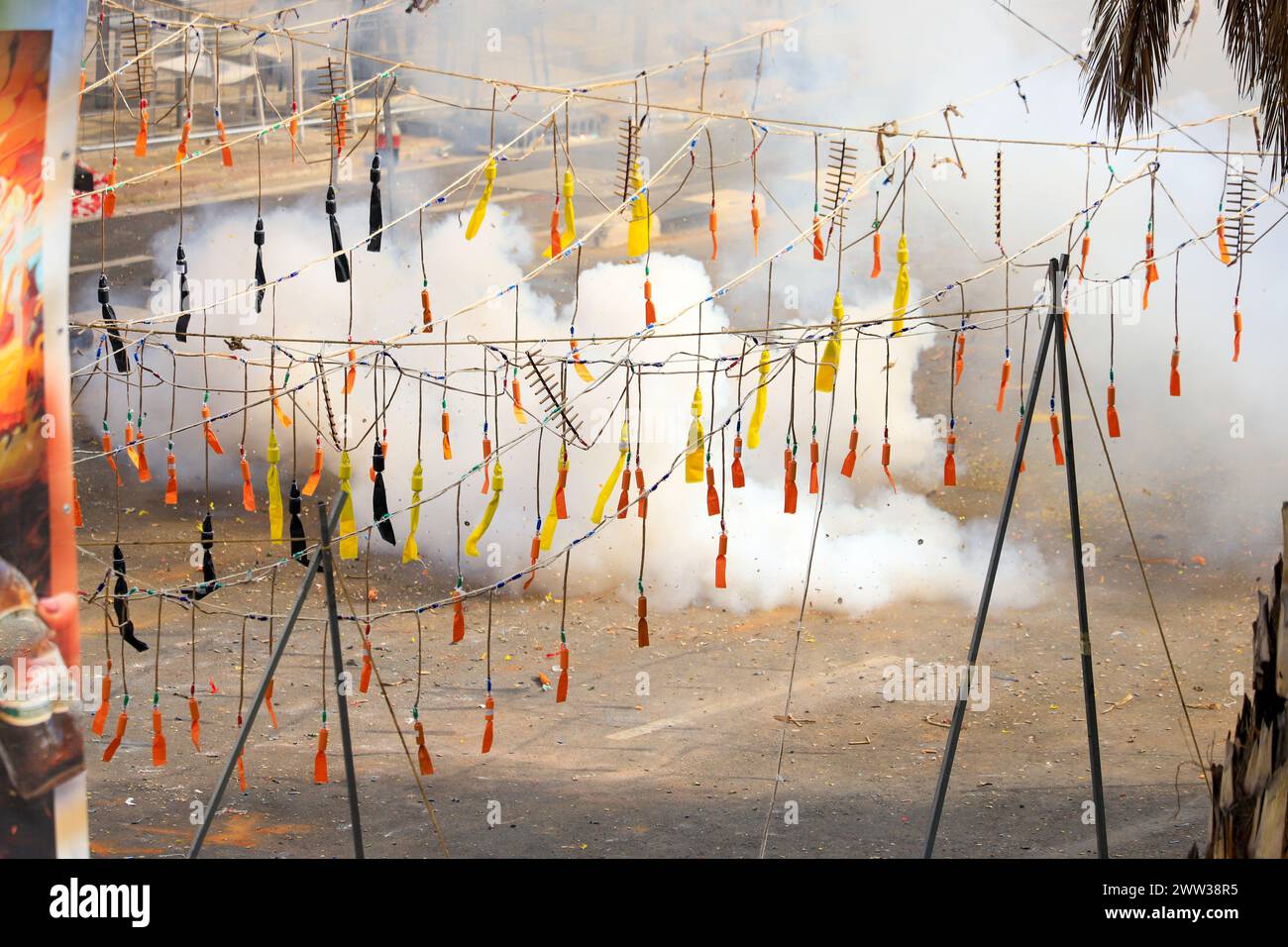 L'explosion de pétards de différentes tailles pendant la Mascleta de Valence, Espagne Banque D'Images