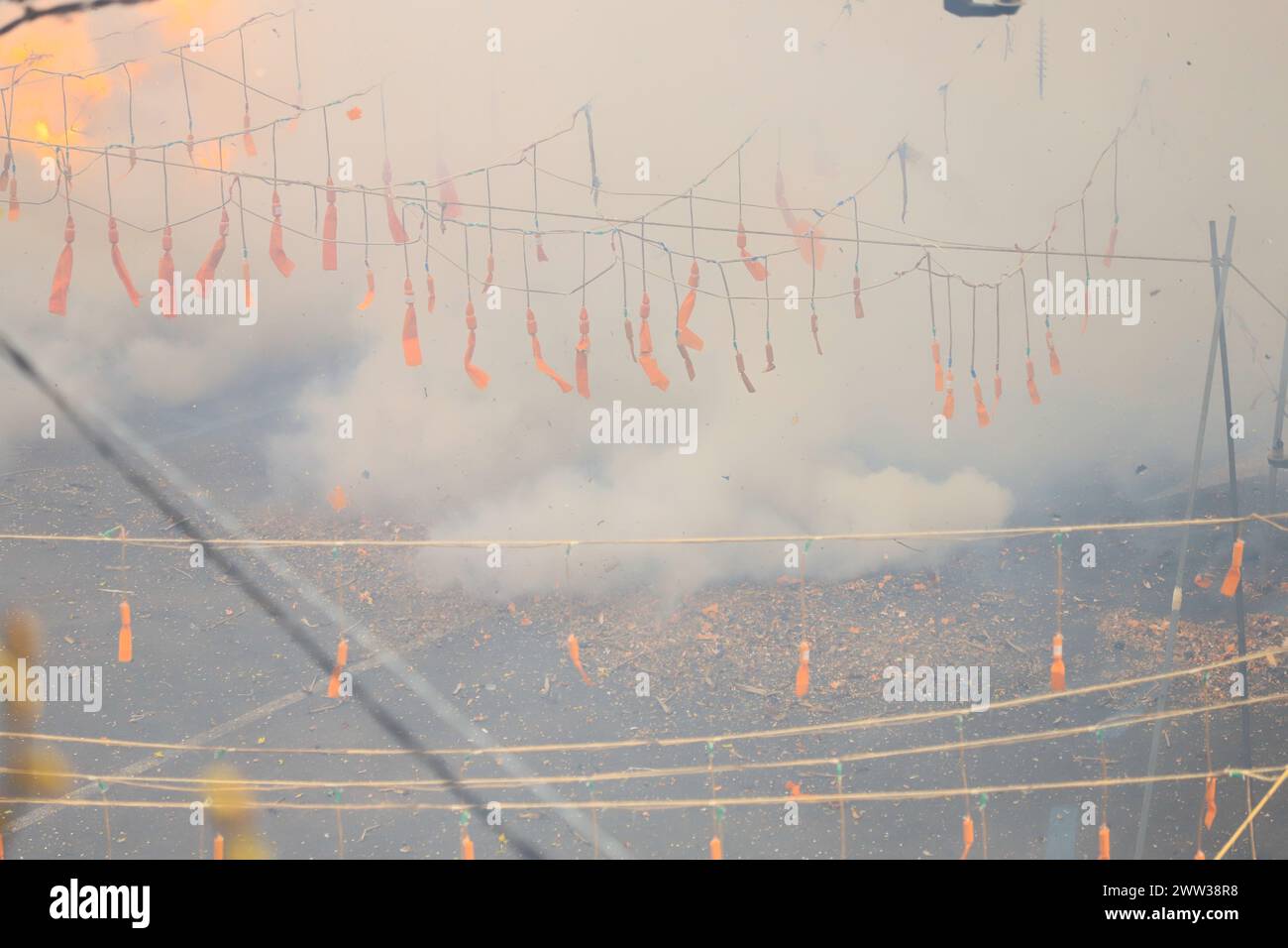 L'explosion de pétards de différentes tailles pendant la Mascleta de Valence, Espagne Banque D'Images