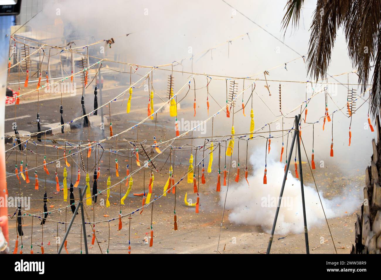 L'explosion de pétards de différentes tailles pendant la Mascleta de Valence, Espagne Banque D'Images