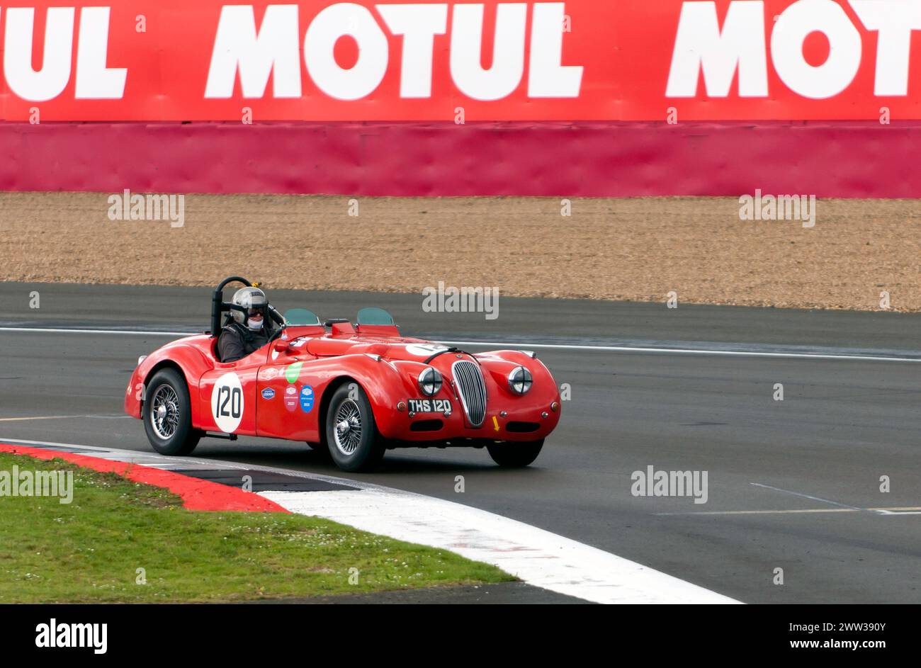 Chris Keith Lucas et Kerry Wilson's Red, 1951 ans, Jaguar XK120 Roadster, pendant le Trophée MRL RAC Woodcote, au Silverstone Festival 2023 Banque D'Images