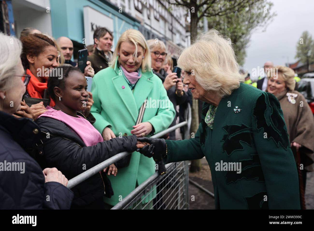 La reine Camilla rencontre des membres du public lors d’une visite à Lisburn Road à Belfast pour rencontrer des propriétaires de magasins et du personnel, et en apprendre davantage sur leur contribution positive à la communauté, lors de sa visite officielle de deux jours en Irlande du Nord. Date de la photo : jeudi 21 mars 2024. Banque D'Images