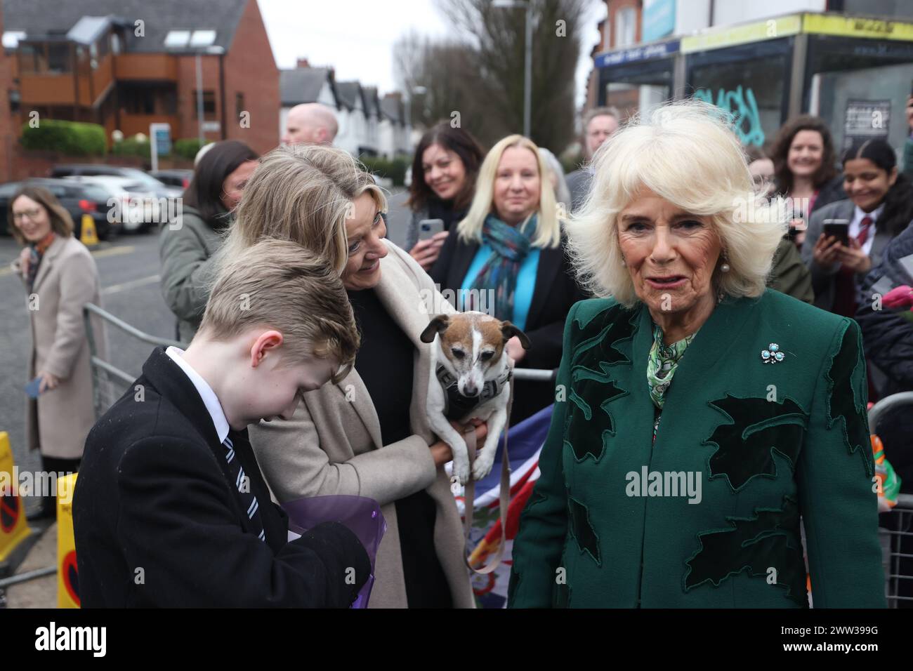 La reine Camilla rencontre des membres du public lors d’une visite à Lisburn Road à Belfast pour rencontrer des propriétaires de magasins et du personnel, et en apprendre davantage sur leur contribution positive à la communauté, lors de sa visite officielle de deux jours en Irlande du Nord. Date de la photo : jeudi 21 mars 2024. Banque D'Images