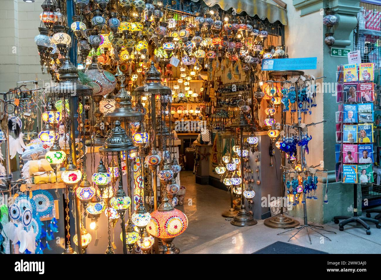 Une boutique de lanterne colorée éclairée avec les marchandises en vente Banque D'Images