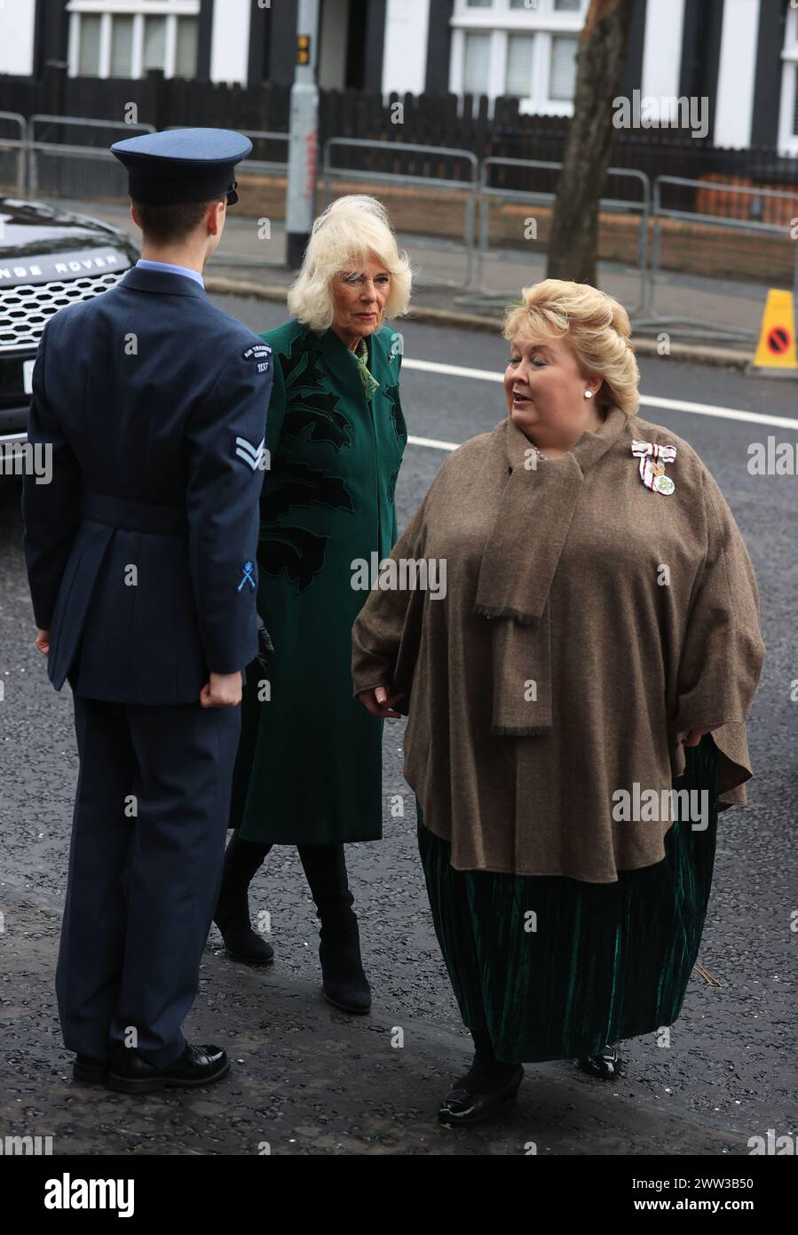 La reine Camilla (au centre) avec le Lord-Lieutenant Dame Fionnuala Jay-O'Boyle lors d'une visite à Lisburn Road à Belfast pour rencontrer des propriétaires de magasins et du personnel, et apprendre leur contribution positive à la communauté lors de sa visite officielle de deux jours en Irlande du Nord. Date de la photo : jeudi 21 mars 2024. Banque D'Images