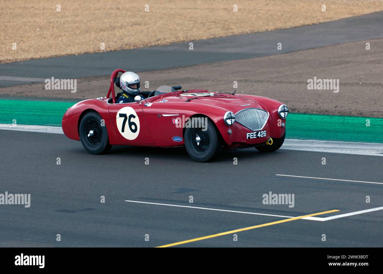 Nicholas Harris au volant de son Red, 1954, Austin-Healey 100/4, lors du Trophée MRL RAC Woodcote, au Silverstone Festival 2023 Banque D'Images