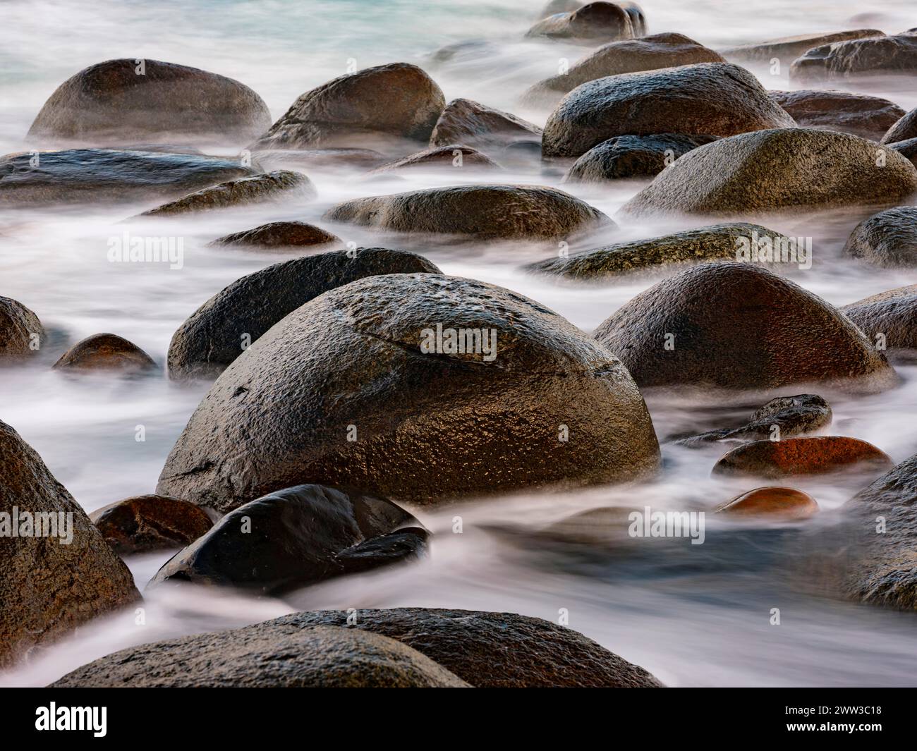 Gros plan, rochers arrondis sur la plage d'Utakleiv, Vestvagoya, Lofoten, Norvège Banque D'Images