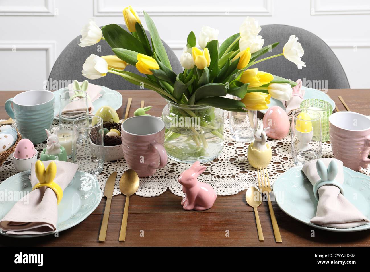 Table festive avec de belles fleurs. Fête de Pâques Banque D'Images