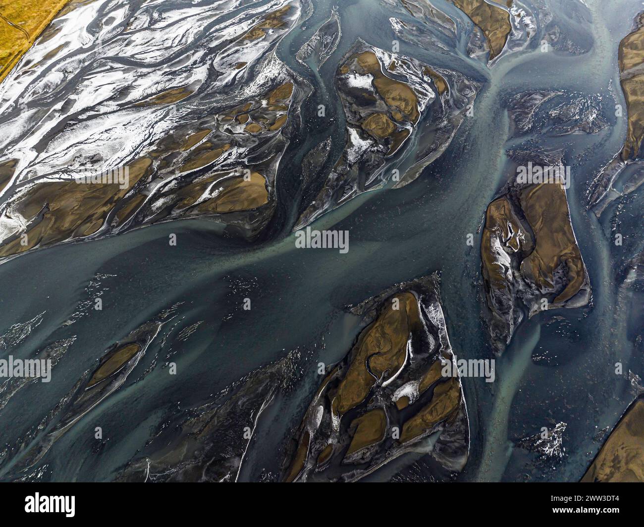 Paysage fluvial envahi par la végétation, Eldhraun, près de Kirkjubaejarklaustur, image de drone, Sudurland, Islande Banque D'Images