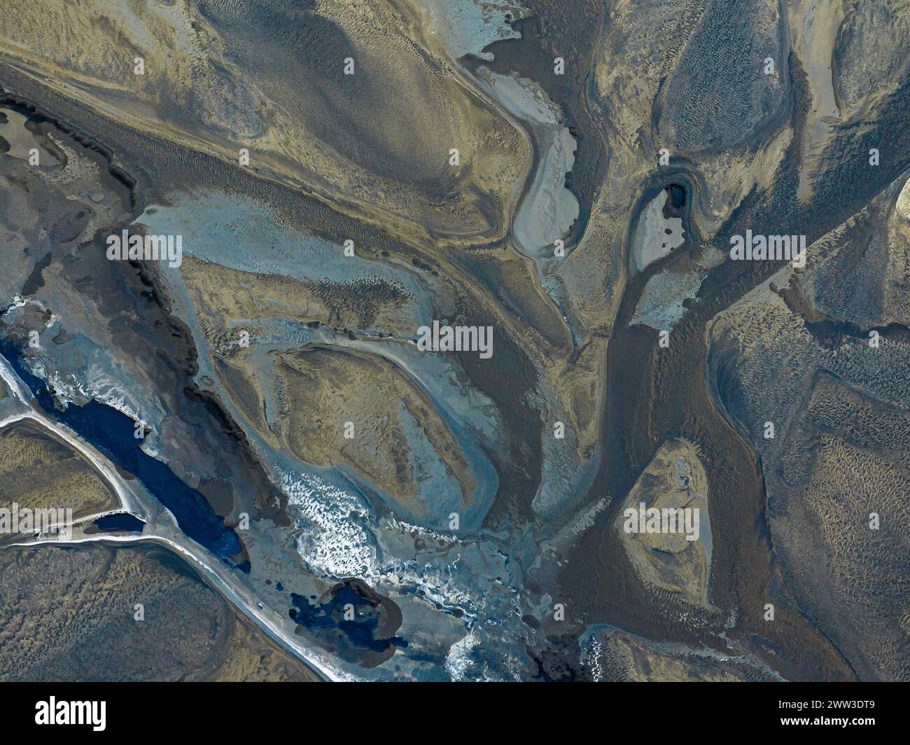 Paysage fluvial envahi par la végétation, Eldhraun, près de Kirkjubaejarklaustur, image de drone, Sudurland, Islande Banque D'Images