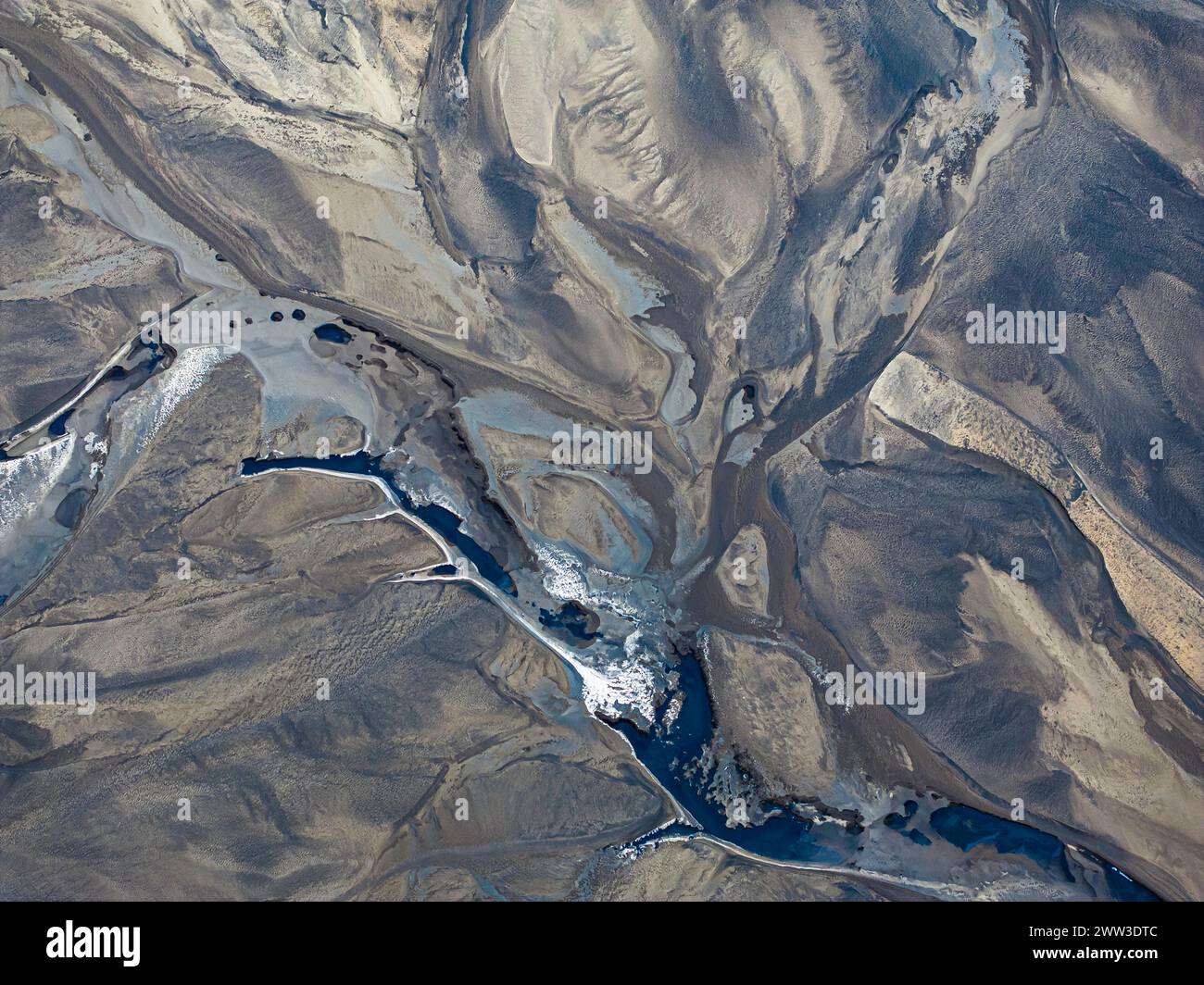 Paysage fluvial envahi par la végétation, Eldhraun, près de Kirkjubaejarklaustur, image de drone, Sudurland, Islande Banque D'Images