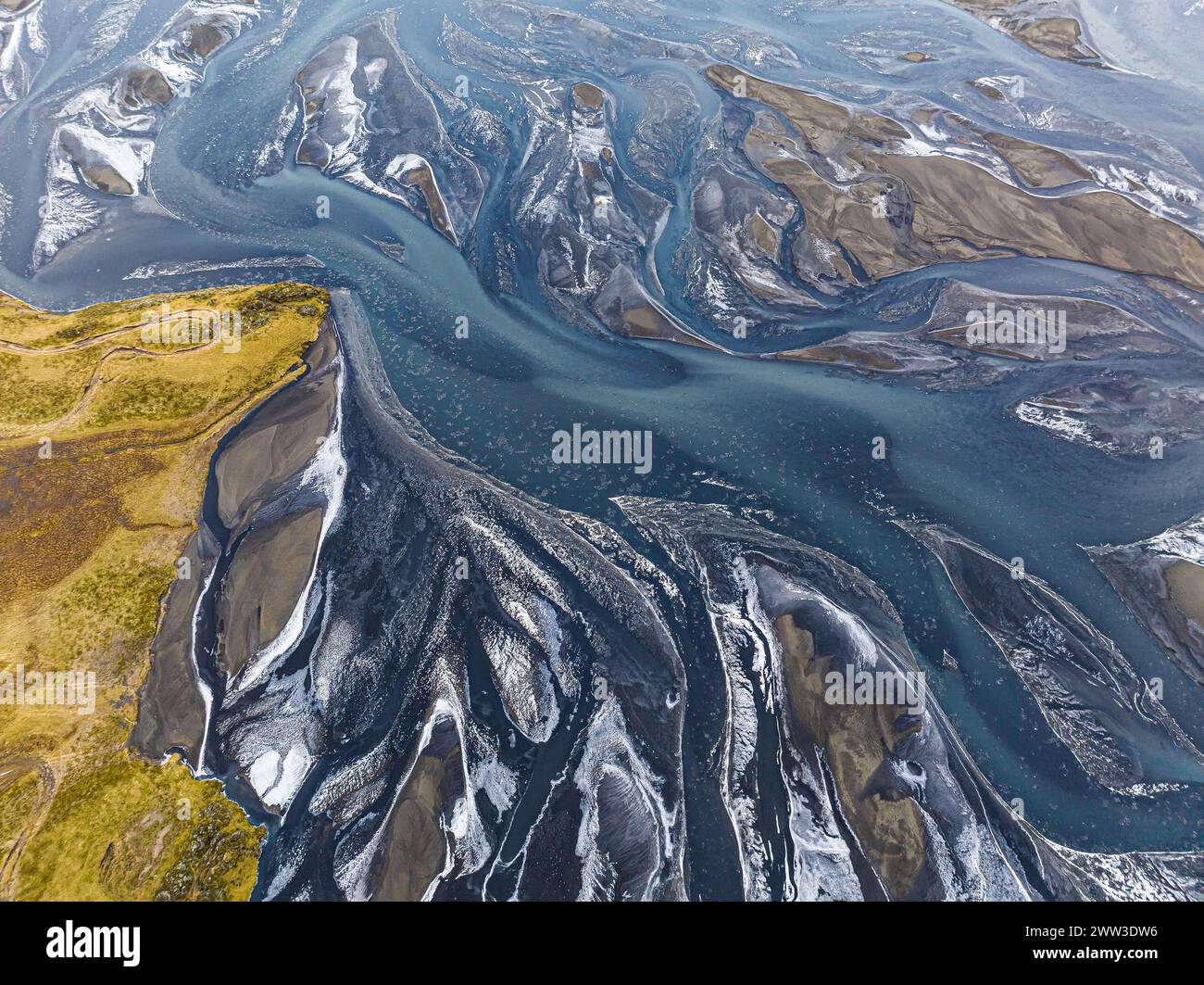 Paysage fluvial envahi par la végétation, Eldhraun, près de Kirkjubaejarklaustur, image de drone, Sudurland, Islande Banque D'Images