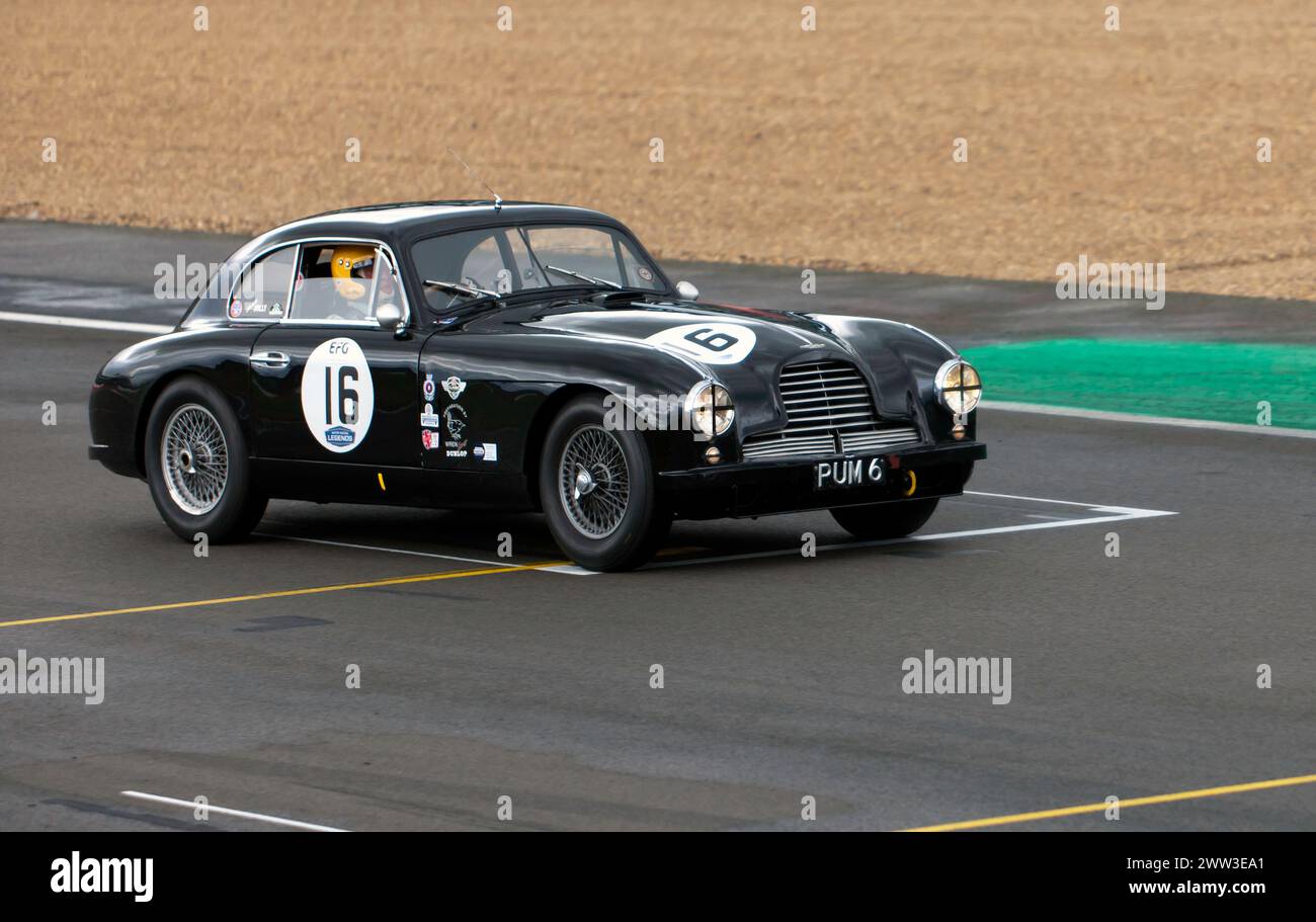 Christopher Jolly au volant de son Black, 1952 ans, Aston Martin DB2, lors du Trophée MRL RAC Woodcote, au Festival de Silverstone 2023 Banque D'Images