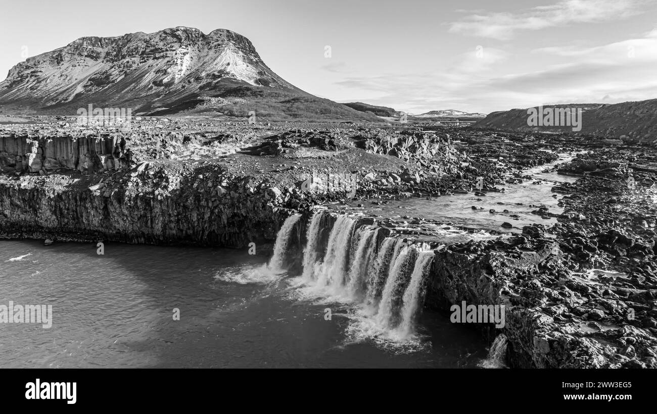 Cascade de Pjofafoss, montagne Burfell en arrière-plan, prise de vue par drone, image en noir et blanc, Sudurland, Islande Banque D'Images