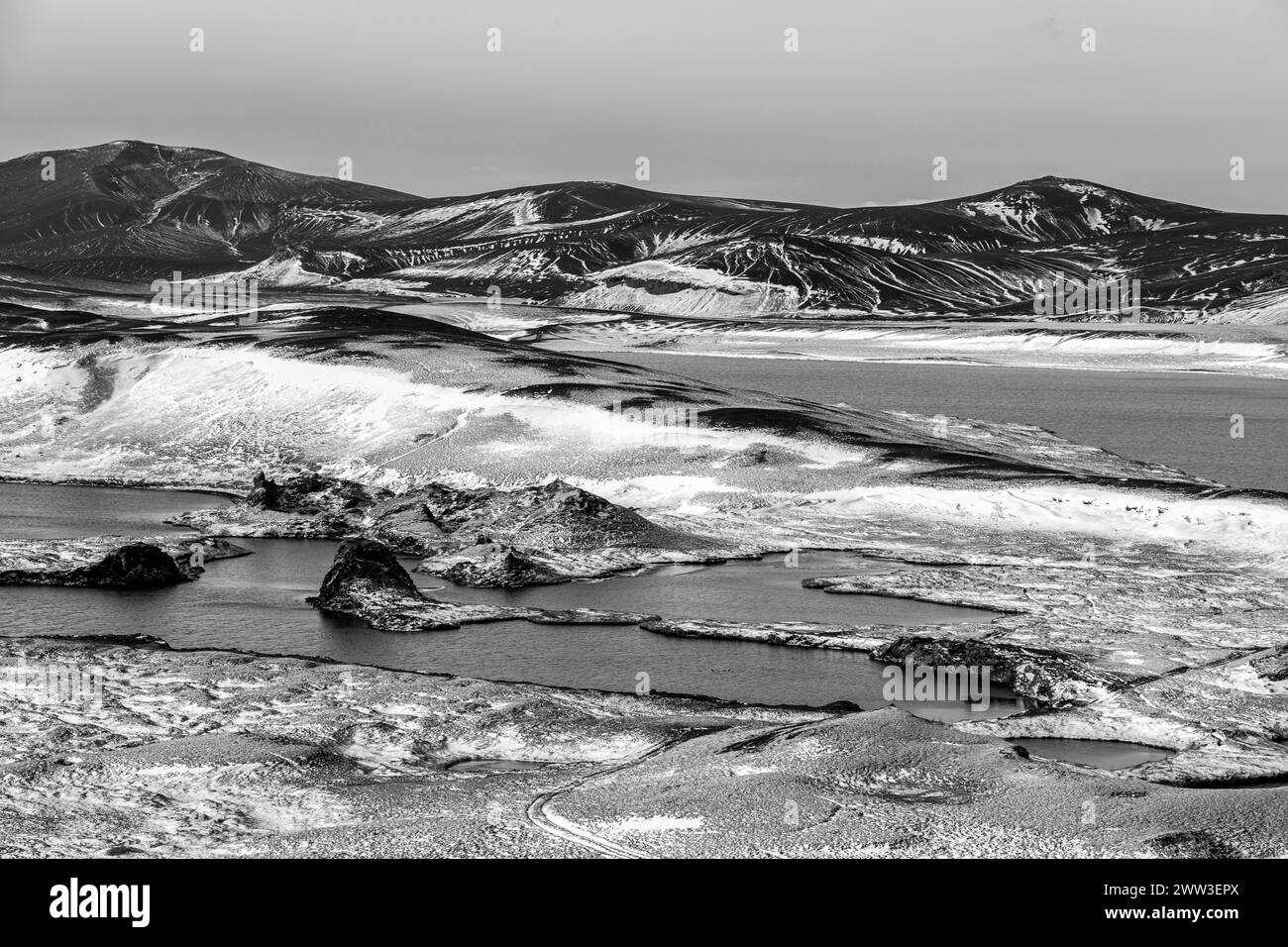 Lacs de cratère dans le paysage volcanique, début de l'hiver, image en noir et blanc, réserve naturelle de Fjallabak, Sudurland, Islande Banque D'Images