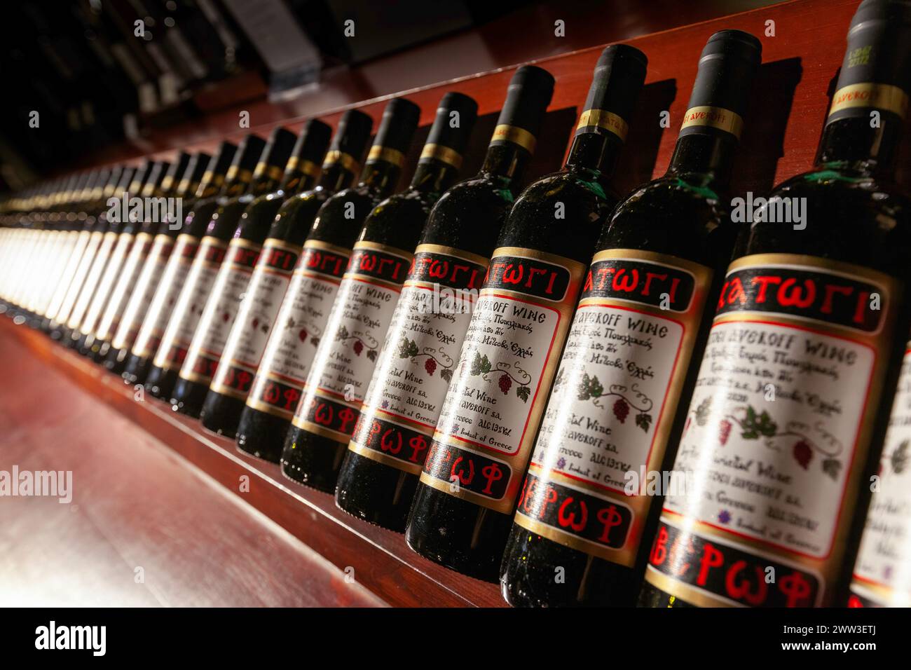 Bouteilles de vin dans une rangée, dans les caves de la célèbre cave Katofi Averof, une ancienne cave de haute qualité dans le village montagneux de Metsovo. Banque D'Images