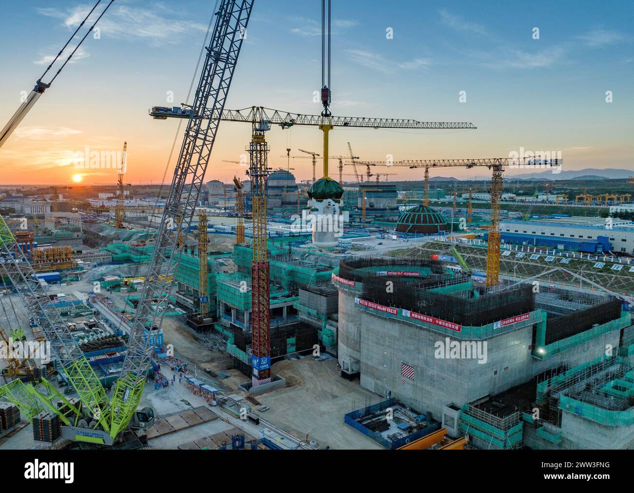 (240321) -- CHENGDU, 21 mars 2024 (Xinhua) -- cette photo prise le 10 août 2023 montre le chantier de construction de Linglong One, dans le comté autonome de Changjiang Li, dans la province de Hainan, au sud de la Chine. La construction de Linglong One dans la province de Hainan s'est bien déroulée. Linglong One est un autre réacteur nucléaire innovant développé par la Chine avec des droits de propriété intellectuelle indépendants, après le réacteur Hualong One. C'est également le premier petit réacteur modulaire à eau pressurisée au monde à avoir passé avec succès l'examen général de la sûreté de l'Agence internationale de l'énergie atomique (AIEA). Basé au Changjiang Banque D'Images