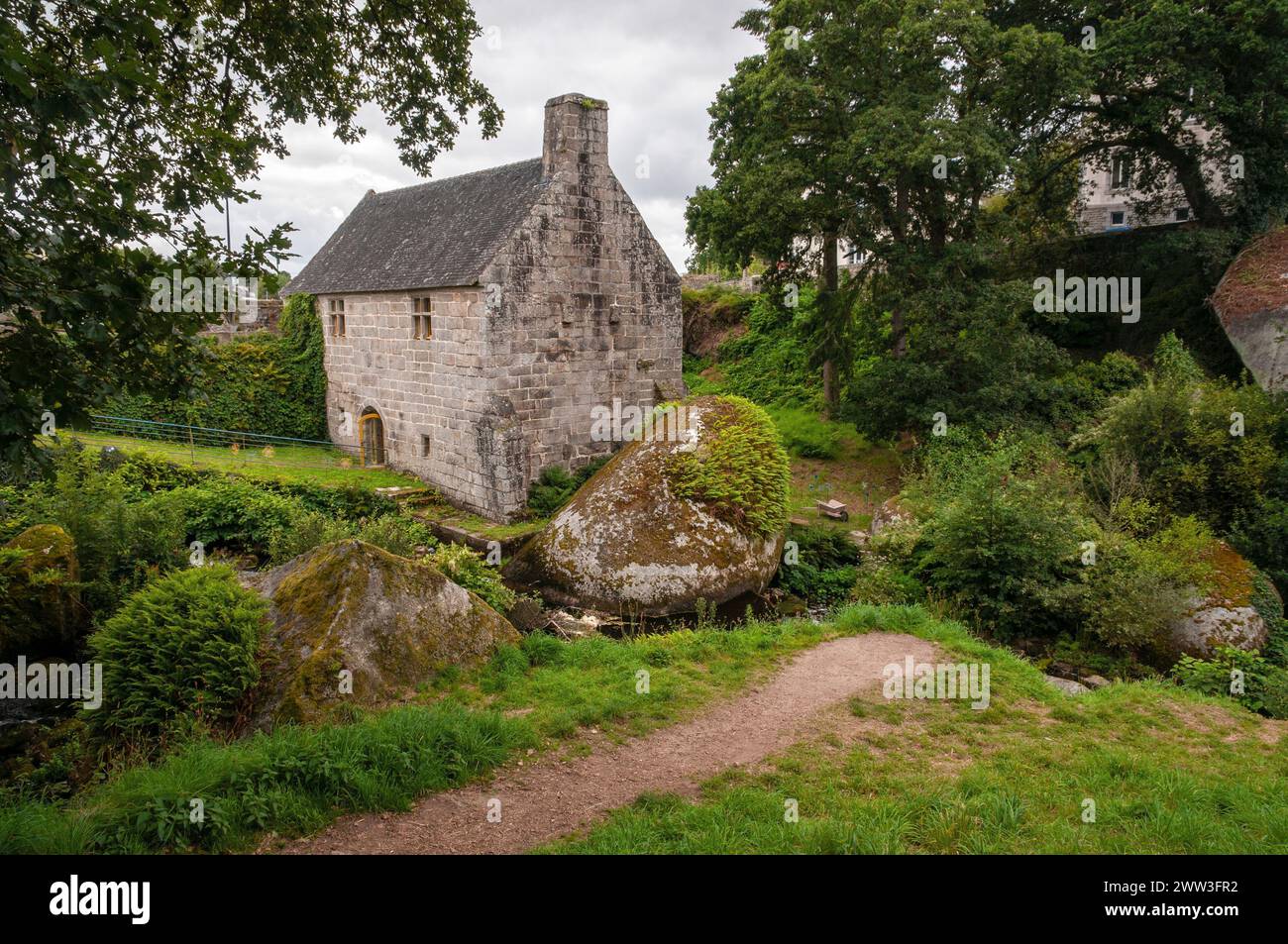 Moulin à eau « Moulin du Chaos » et rivière argentée en bordure de la forêt de Huelgoat, Monts d’Arree, Huelgoat, Finistère (29), France Banque D'Images