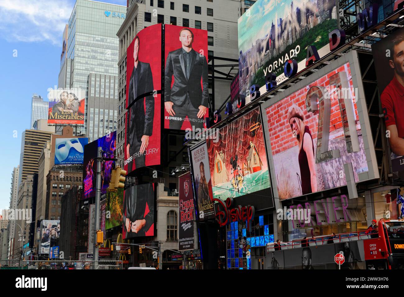 Vue des panneaux animés de Times Square, Manhattan, New York City, New York, USA, Amérique du Nord Banque D'Images