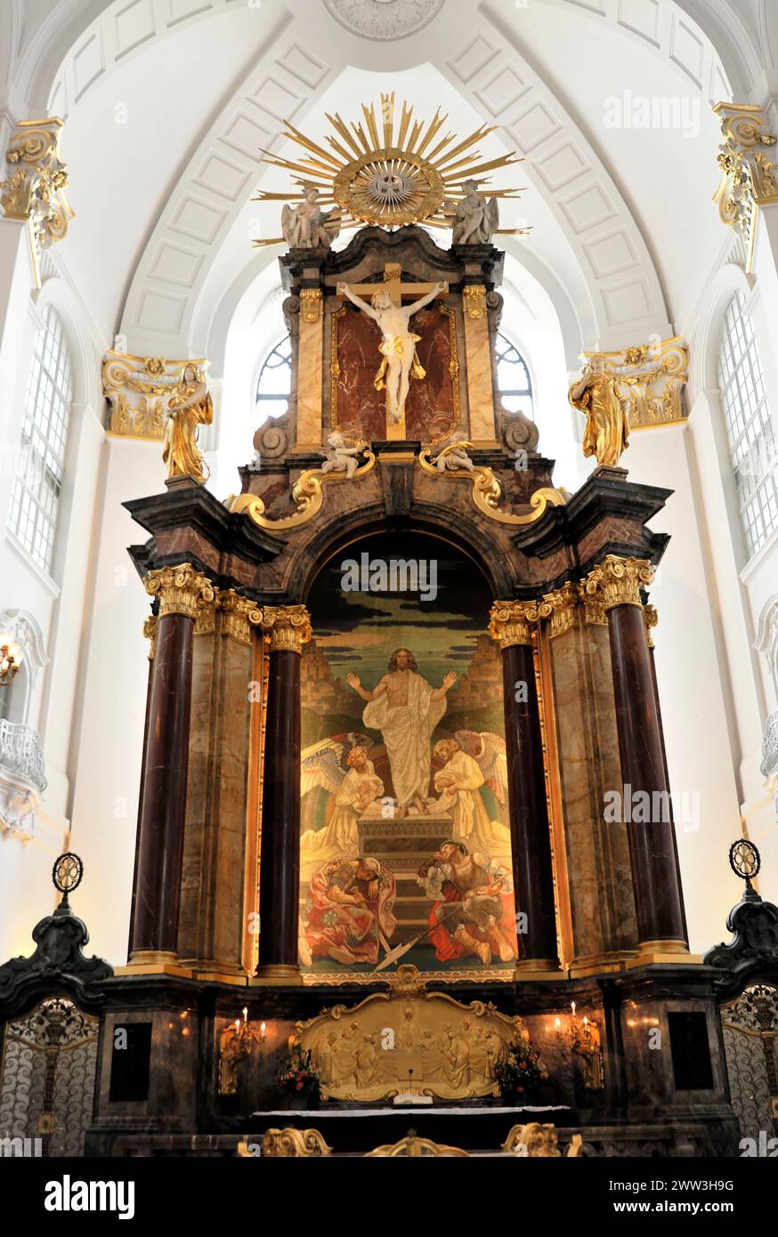 Michaeliskirche, Michel, église baroque Michaelis, premier début de construction 1647- 1750, autel baroque doré avec une peinture biblique en A. Banque D'Images