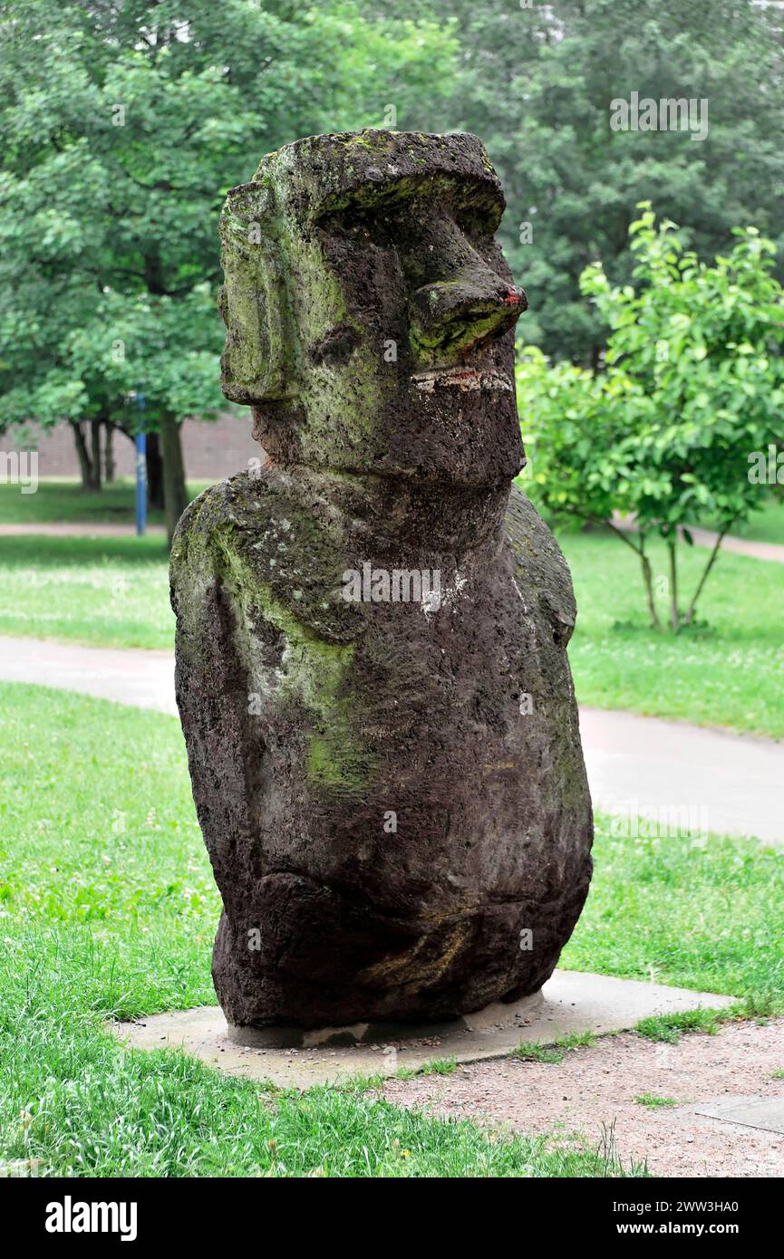 Sculpture en pierre recouverte de mousse, semblable au Moai de l'île de Pâques, dans le parc, Hambourg, ville hanséatique de Hambourg, Allemagne Banque D'Images