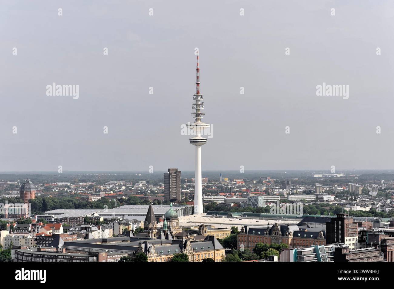 Tour de télévision de Hambourg, tour Heinrich-Hertz, Télé-Michel, vue d'une tour de télévision et des bâtiments de la ville environnante sous un ciel nuageux, Hambourg Banque D'Images