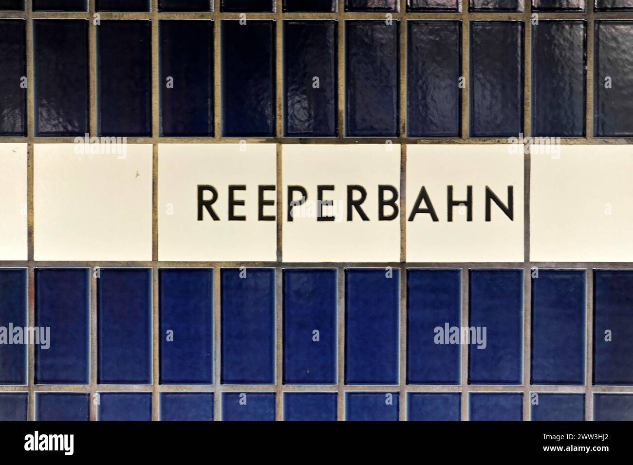 Mur carrelé avec le lettrage 'REEPERBAHN' en bleu et blanc, Hambourg, ville hanséatique de Hambourg, Allemagne Banque D'Images