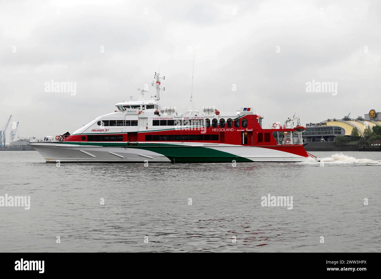 Catamaran rouge et blanc sur des eaux calmes nommé 'Halunder Jet', Hambourg, ville hanséatique de Hambourg, Allemagne Banque D'Images