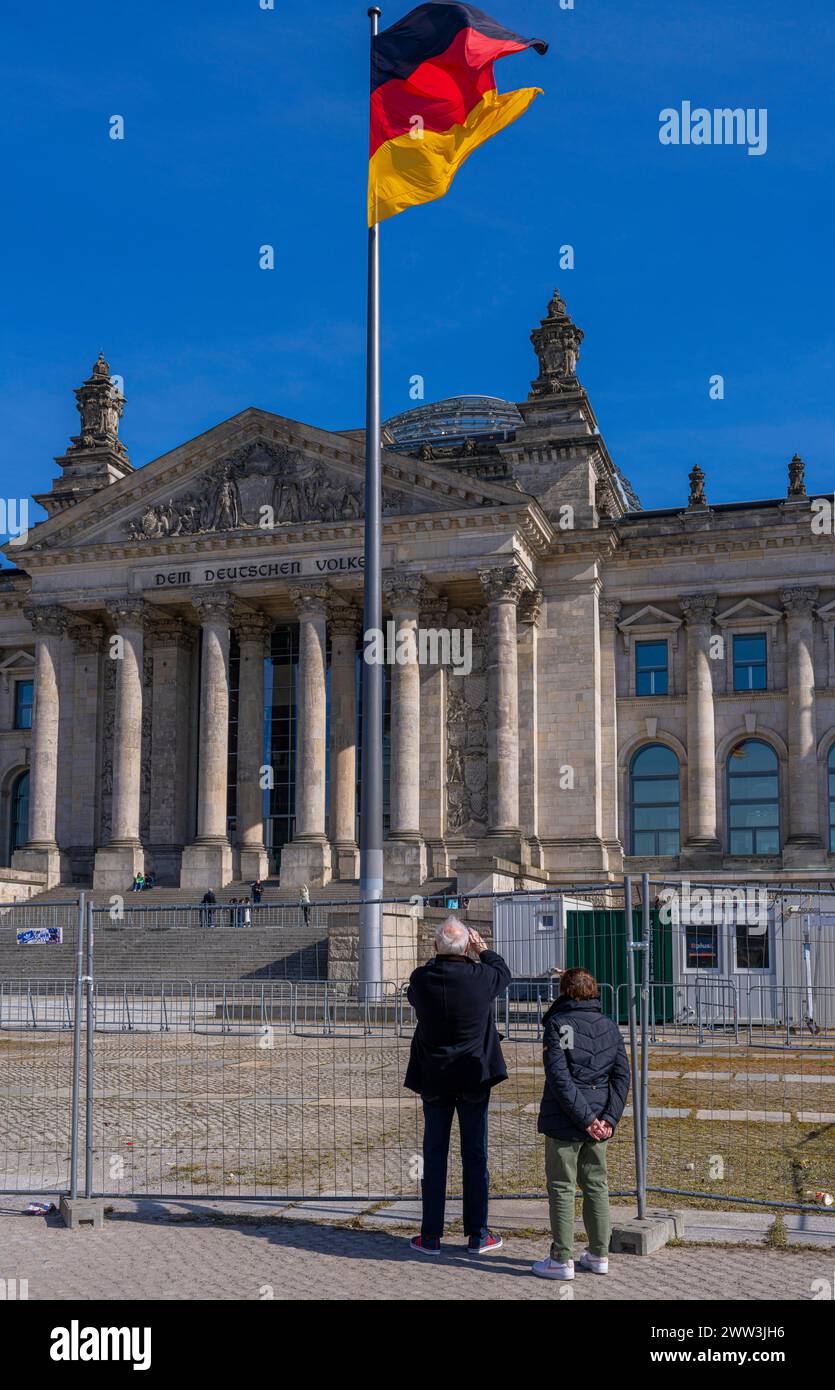 Touristes debout à la clôture de construction devant le bâtiment du Reichstag, Berlin, Allemagne Banque D'Images