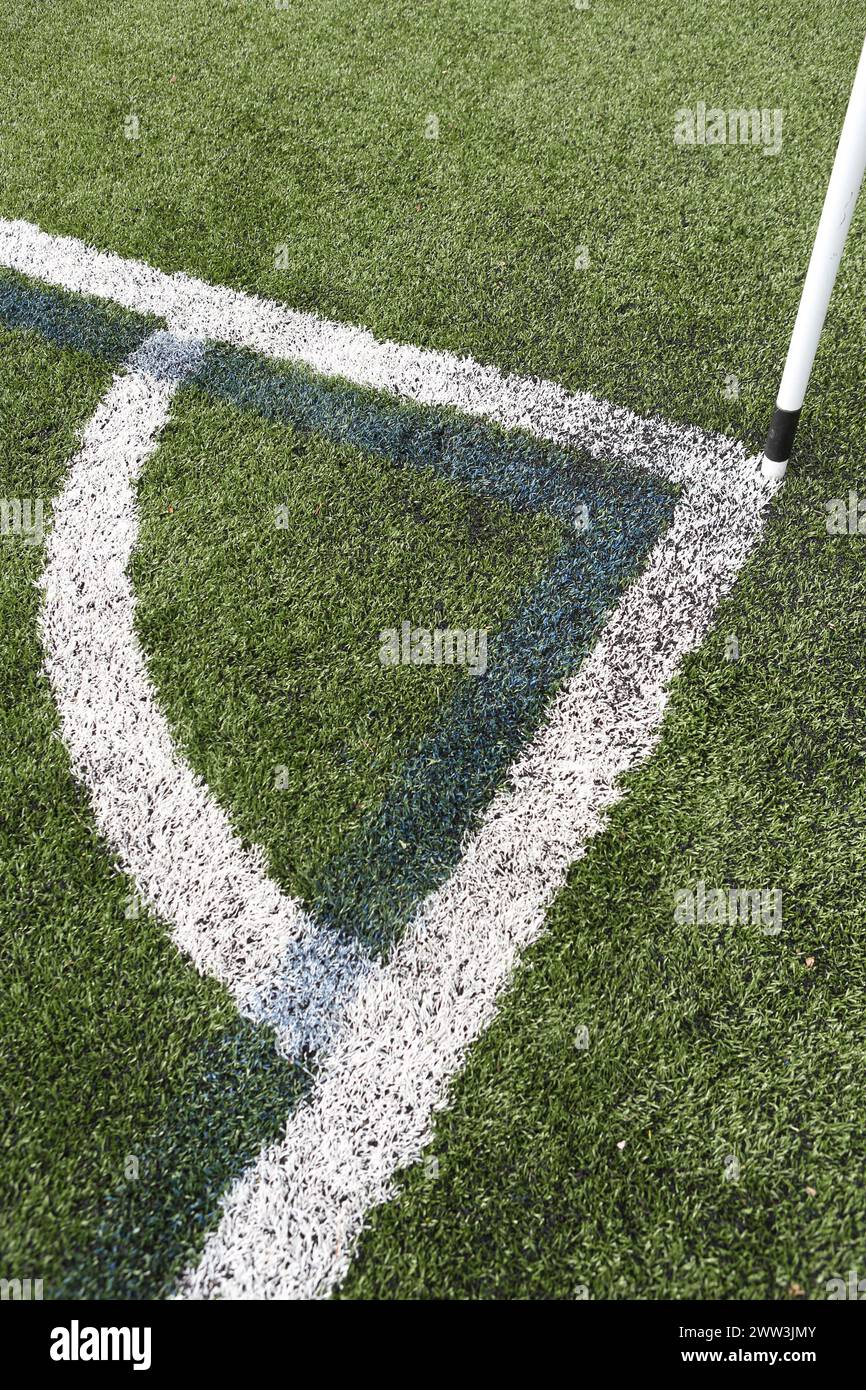 Marquages de quadrant de coin sur un terrain de football 4G avec base de drapeau de coin - lignes blanches, lignes bleues, coins Banque D'Images