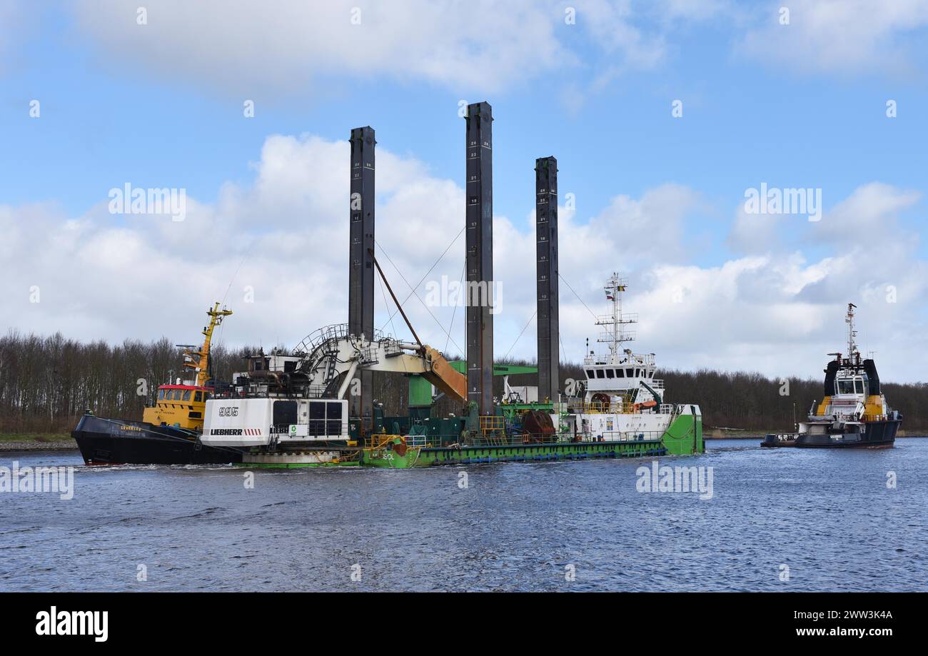 Remorqueur, remorqueur tirant la drague Peter le Grand dans le canal de Kiel, canal de Kiel, Schleswig-Holstein, Allemagne Banque D'Images
