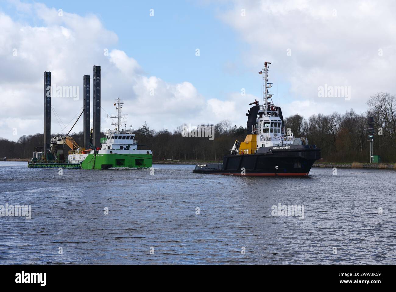 Remorqueur, remorqueur tirant la drague Peter le Grand dans le canal de Kiel, canal de Kiel, Schleswig-Holstein, Allemagne Banque D'Images