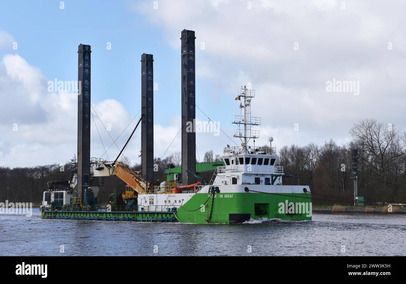 Remorqueur, remorqueur tirant la drague Peter le Grand dans le canal de Kiel, canal de Kiel, Schleswig-Holstein, Allemagne Banque D'Images