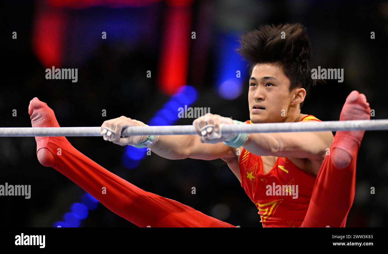 Wei Sun CHN sur la barre haute, gymnastique, gymnastique artistique, gymnaste, hommes, EnBW DTB-Pokal, Porsche-Arena, Stuttgart, Bade-Wuerttemberg, Allemagne Banque D'Images